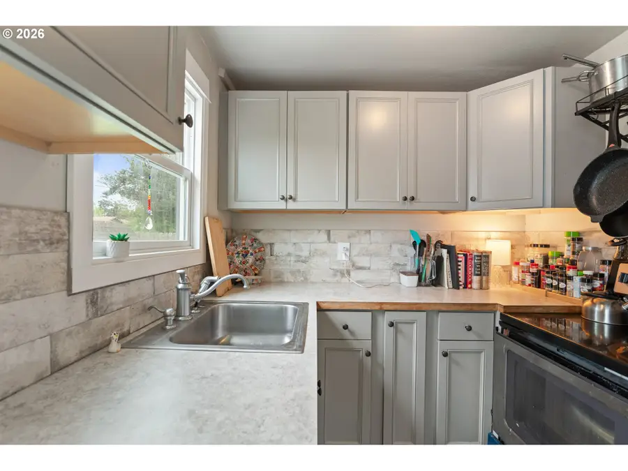 993 Salmon Ave, Coos Bay, OR 97420 - #2