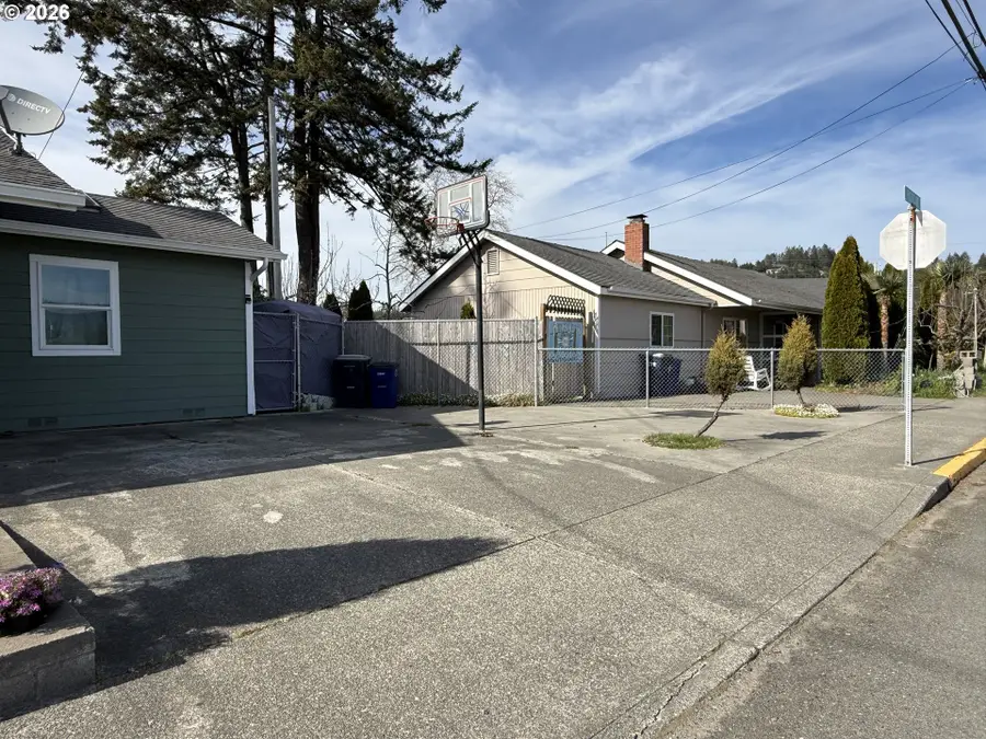 515 Pacific Ave, Brookings, OR 97415 - #3