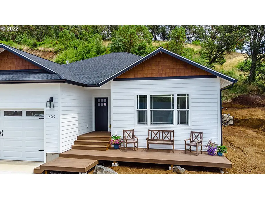625 NE Cummins St, Roseburg, OR 97470 - #2