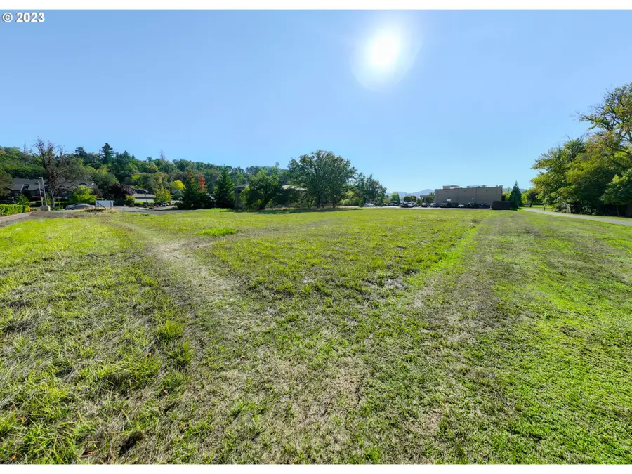 2460 NW Edenbower Blvd, Roseburg, OR 97471 - Image #3