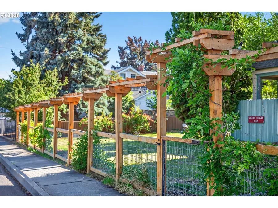 381 N Main St, Dufur, OR 97021 - #2