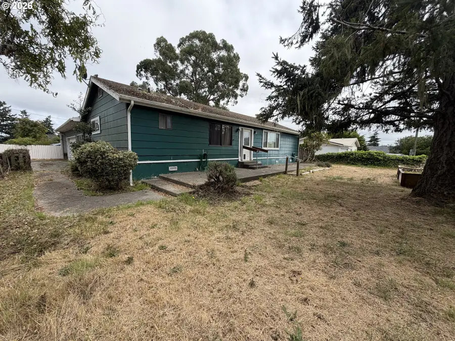 1375 Fenwick St, Coos Bay, OR 97420 - #2