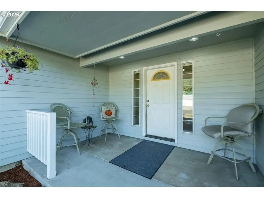 1049 29th Ave, Sweet Home, OR 97386 - #3