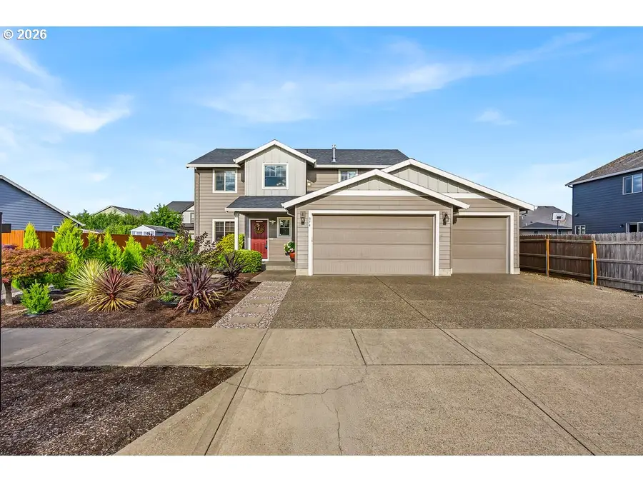 574 Prairie St, Woodburn, OR 97071 - #3