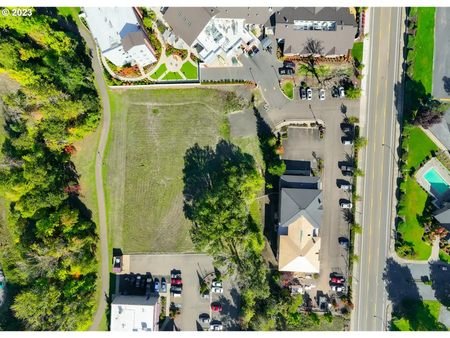 2460 NW Edenbower Blvd #1, Roseburg, OR 97471 - Image #3