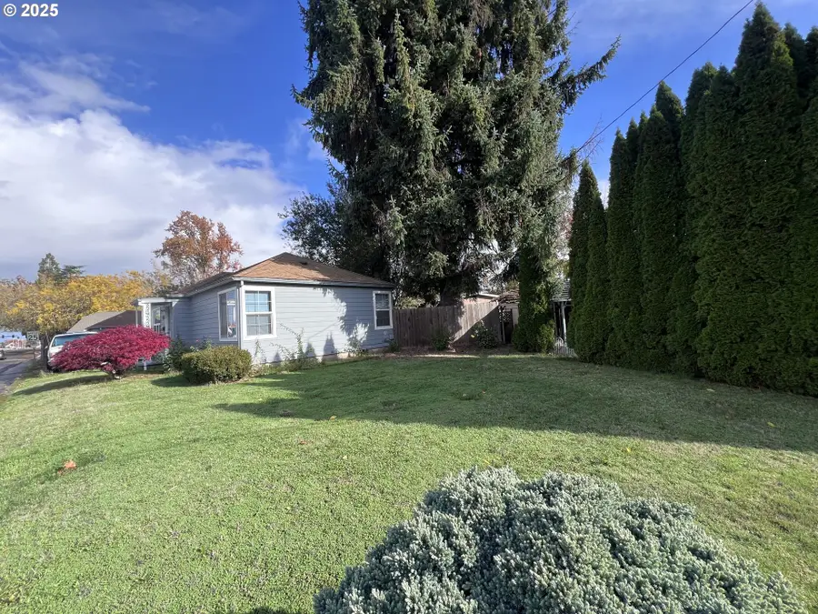 624 N Settlemier Ave, Woodburn, OR 97071 - Image #3