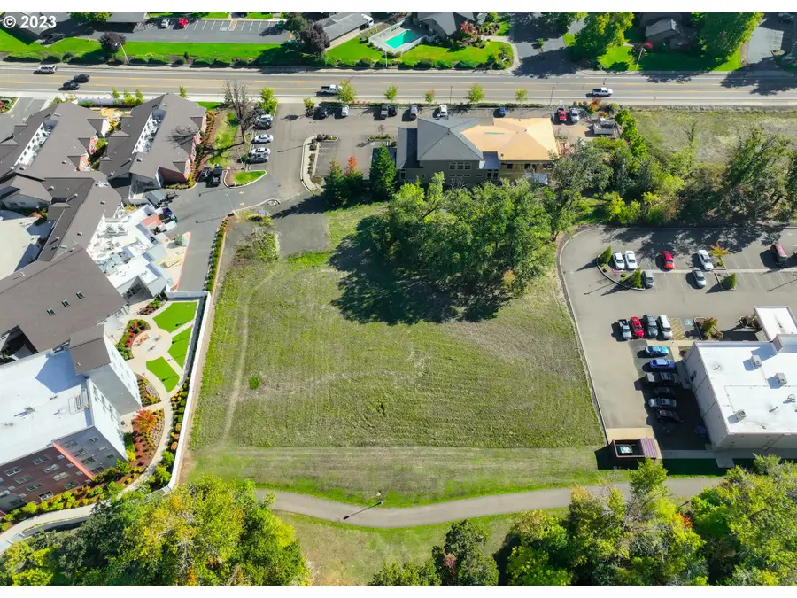 2470 NW Edenbower Blvd #2, Roseburg, OR 97471 - Image #2