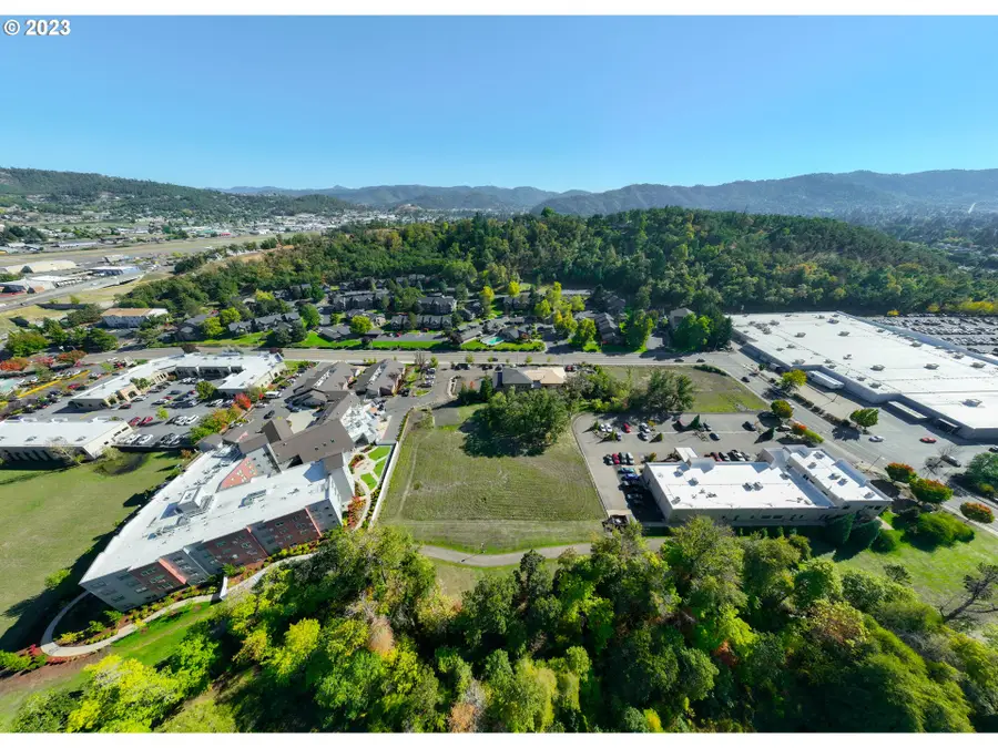 2470 NW Edenbower Blvd #2, Roseburg, OR 97471 - Image #3