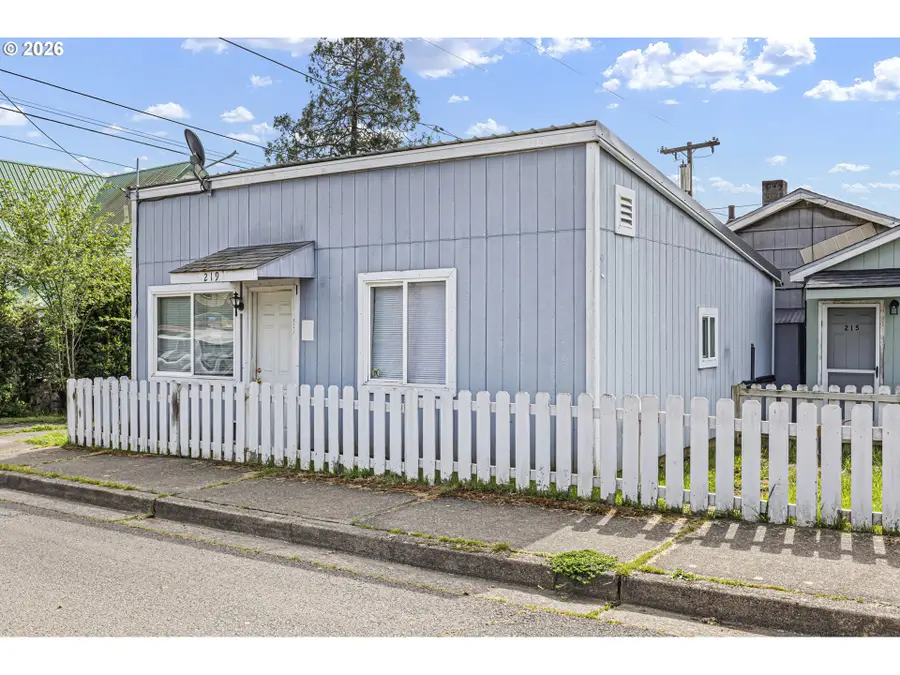 215 E 2nd Ave, Riddle, OR 97469 - #2
