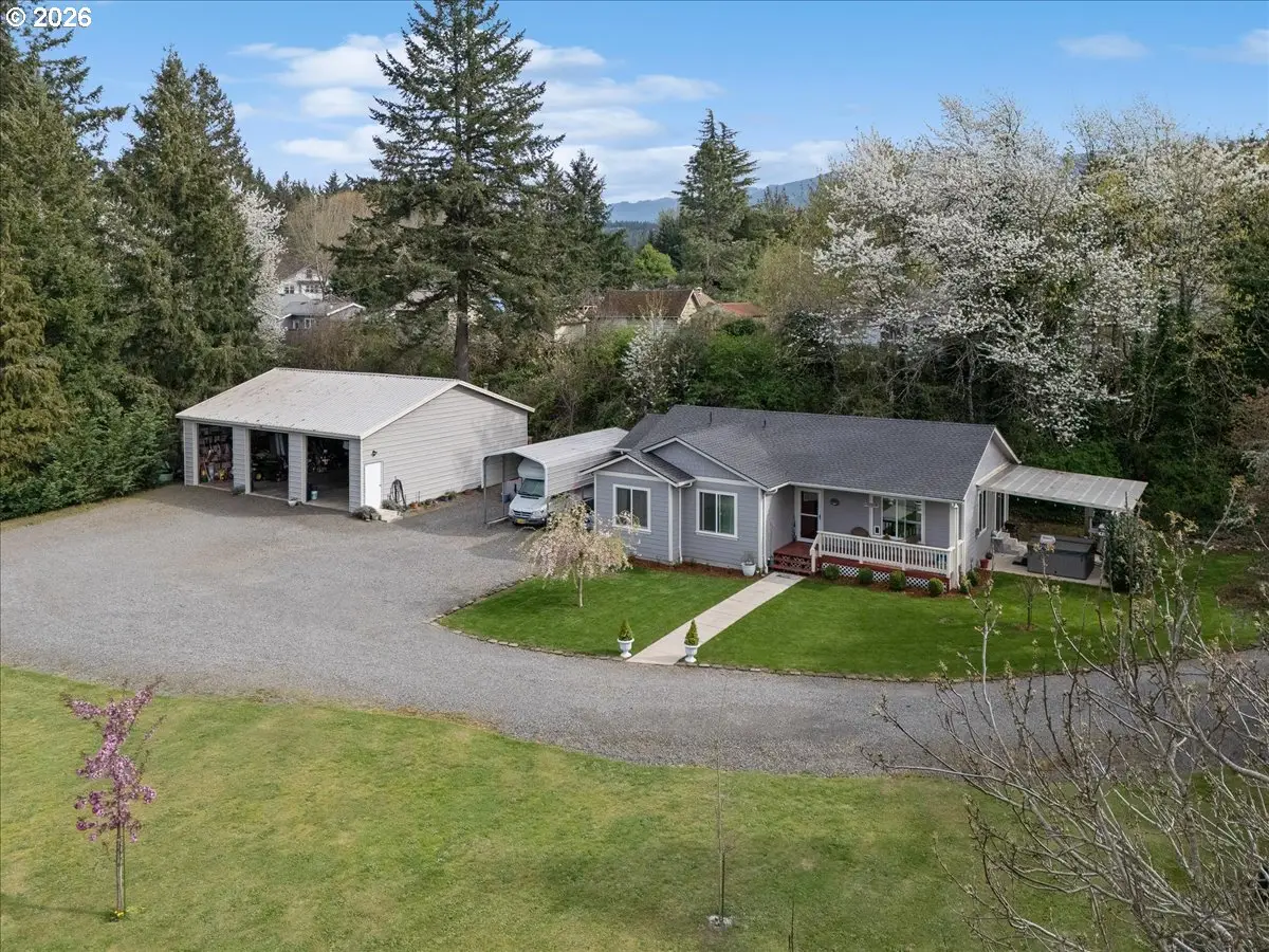 622 SE 4th Ave, Mill City, OR 97360 - #1