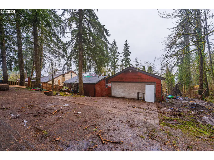 7048 Glacier Dr, Springfield, OR 97478 - Image #2