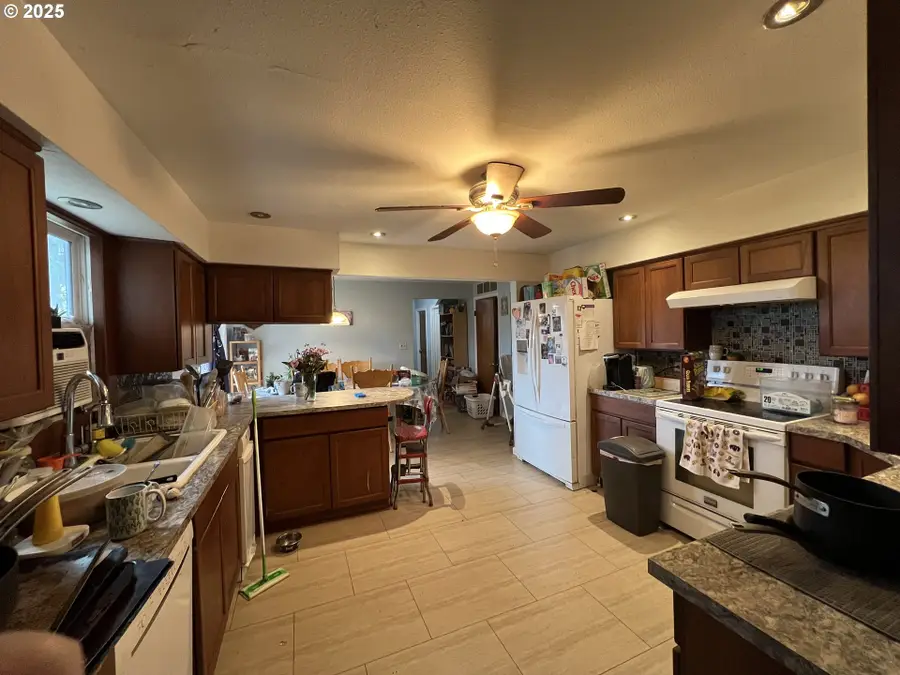 933 SE 174th Ave, Portland, OR 97233 - #2