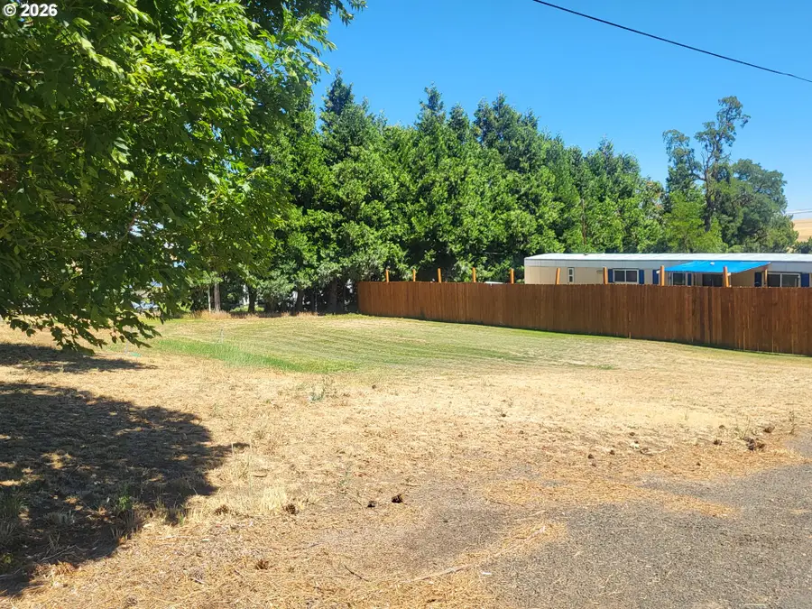 607 Court St, Moro, OR 97039 - #3