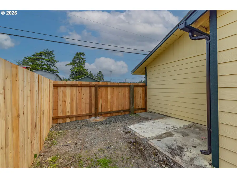 220 N Wasson St, Coos Bay, OR 97420 - #3