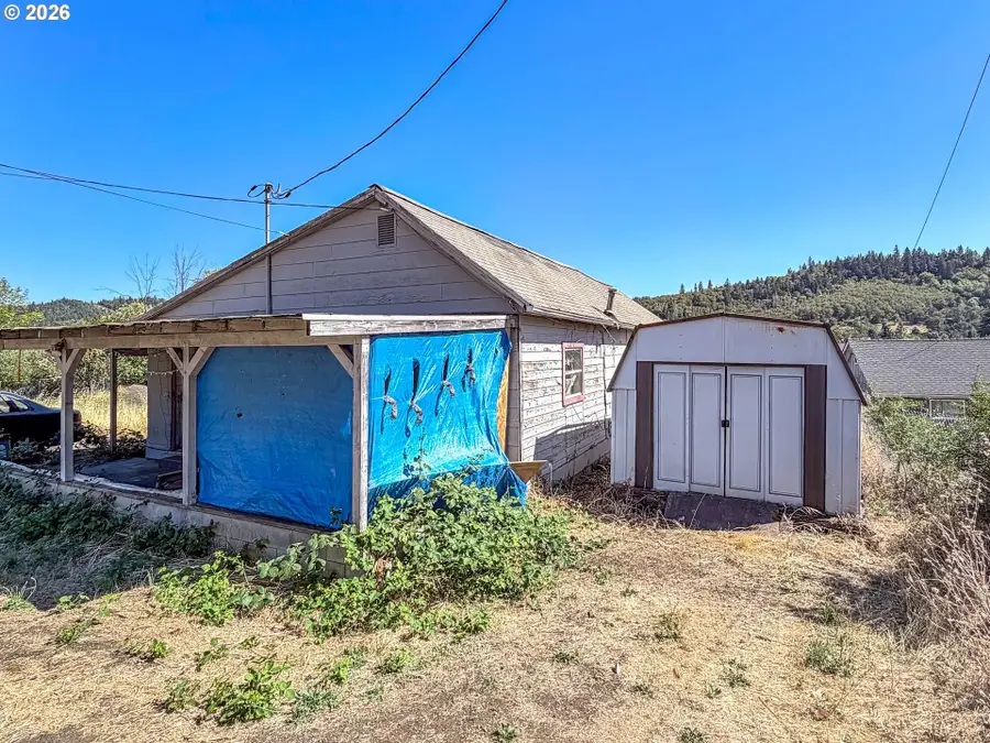 2126 NE Commercial Ave, Roseburg, OR 97470 - #2