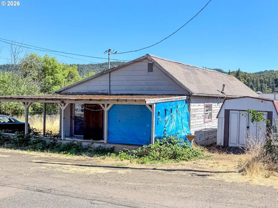 2126 NE Commercial Ave, Roseburg, OR 97470 - #3