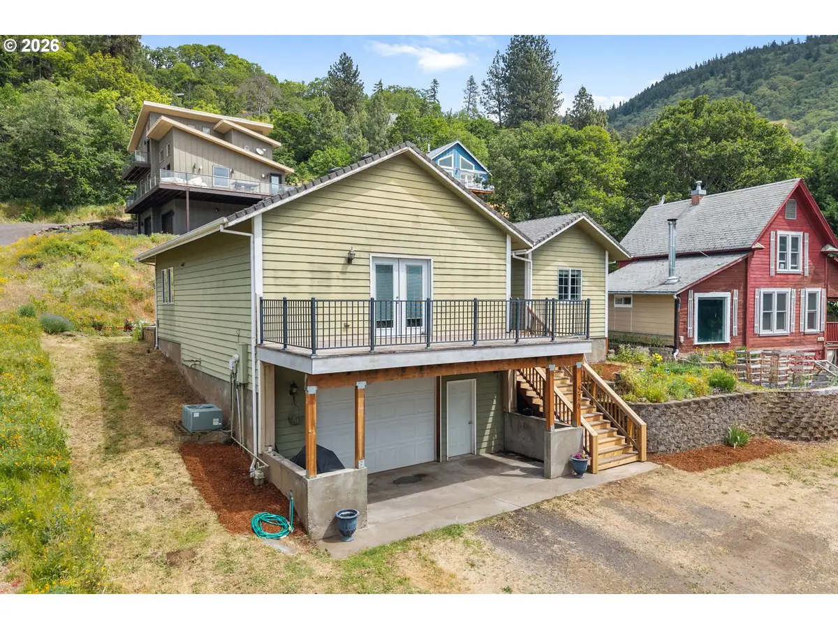526 W Lincoln St, Bingen, WA 98605 - #1