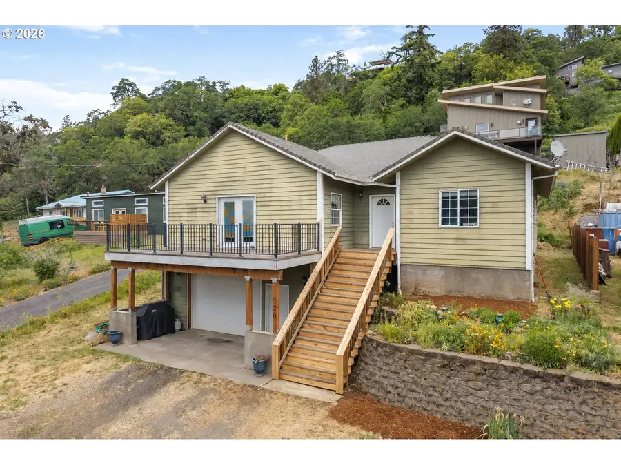 526 W Lincoln St, Bingen, WA 98605 - #2