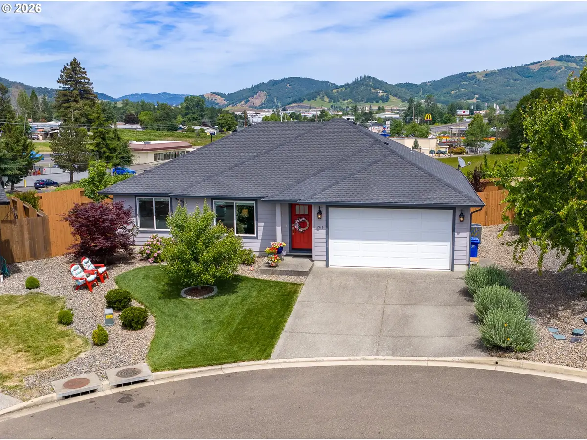 261 Braxton Ct, Roseburg, OR 97471 - #1