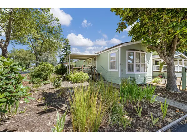 1400 Candlelight Dr #180, Eugene, OR 97402