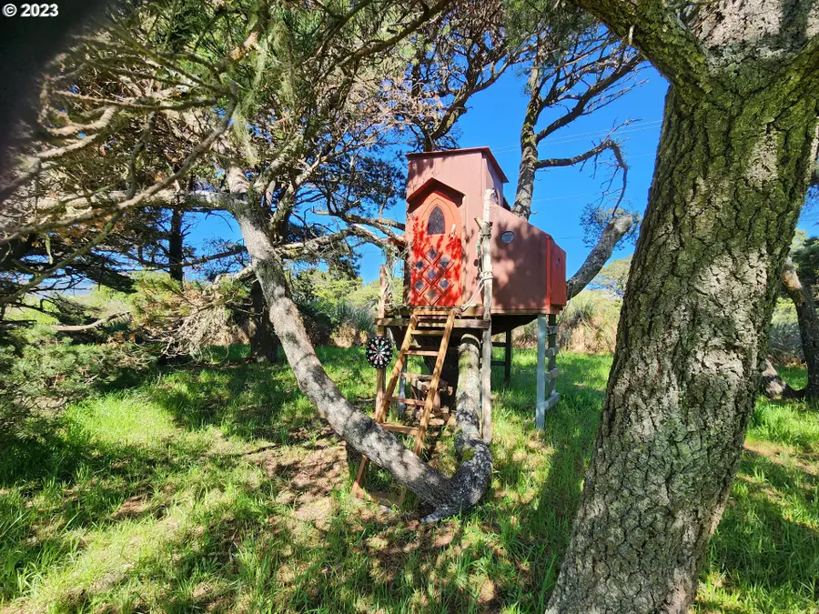 24298 Carpenterville Rd, Gold Beach, OR 97444 - Image #2