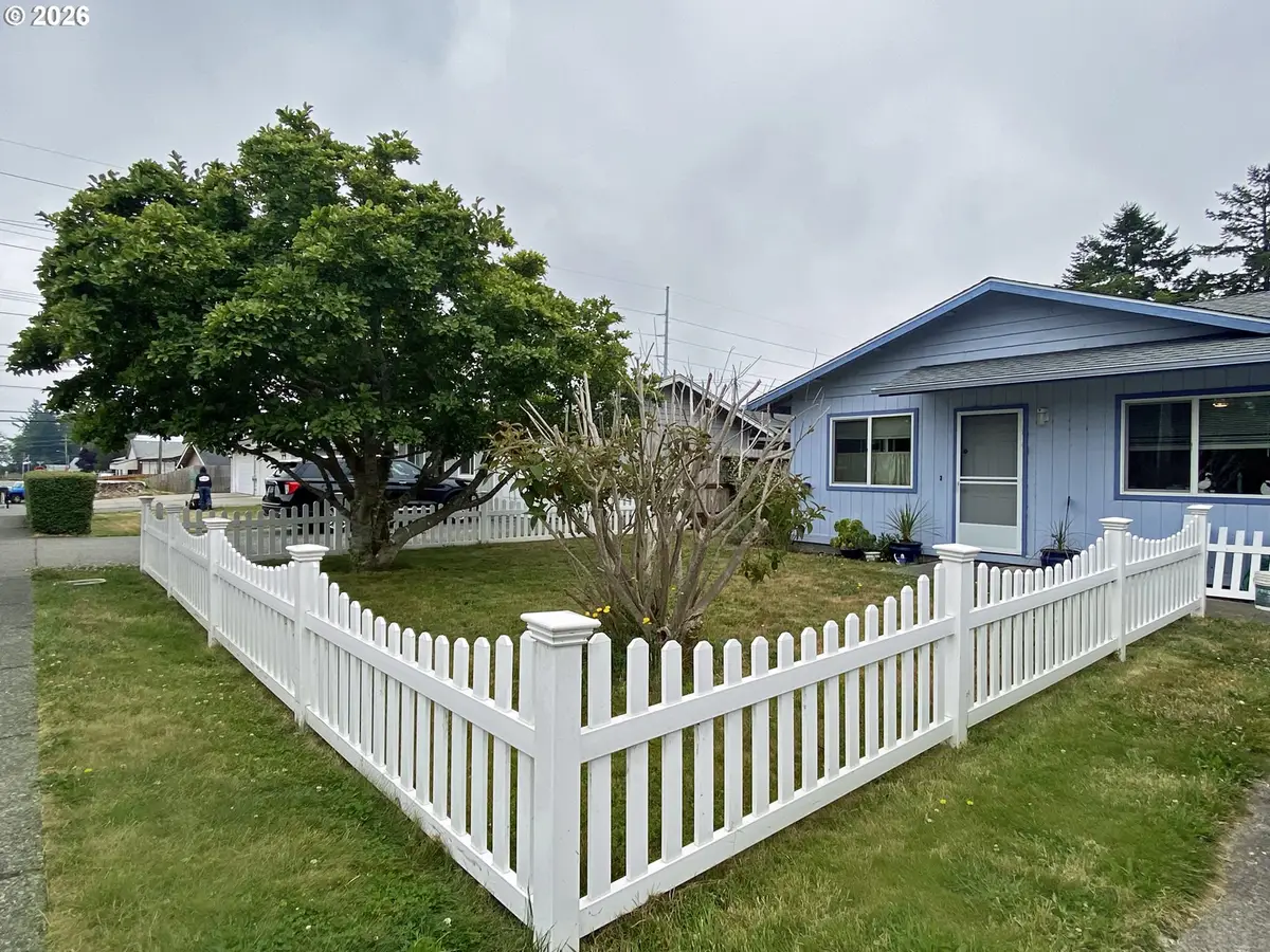 713 Pioneer Rd, Brookings, OR 97415 - #1