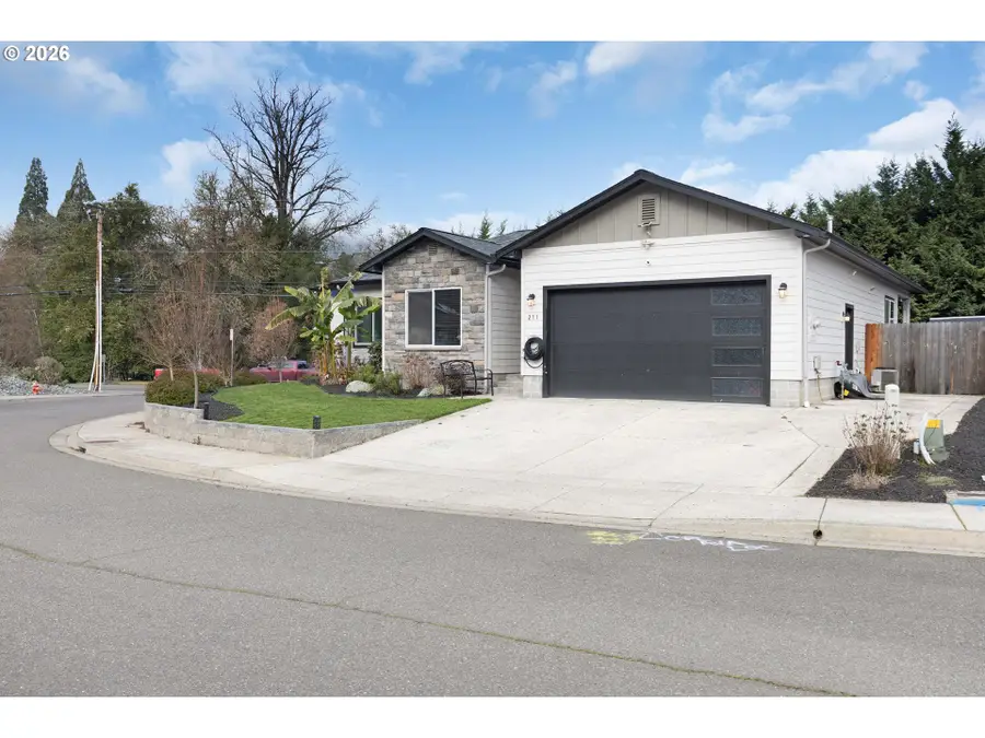 211 SE Woody Ct, Myrtle Creek, OR 97457 - Image #2