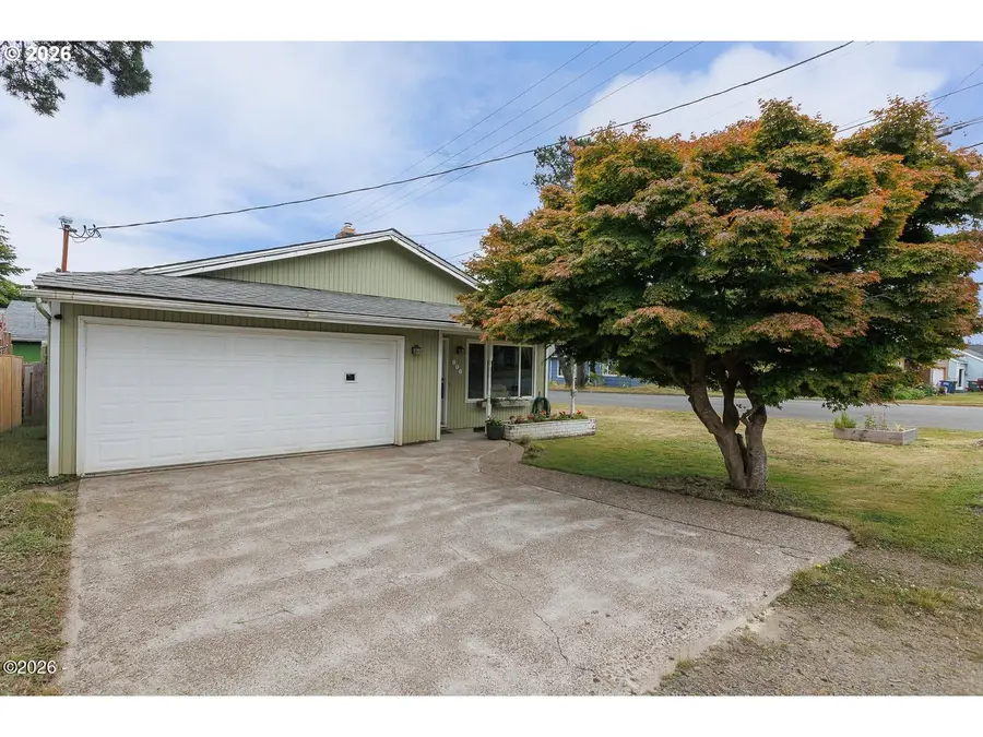 806 NE Douglas St, Newport, OR 97365 - #2