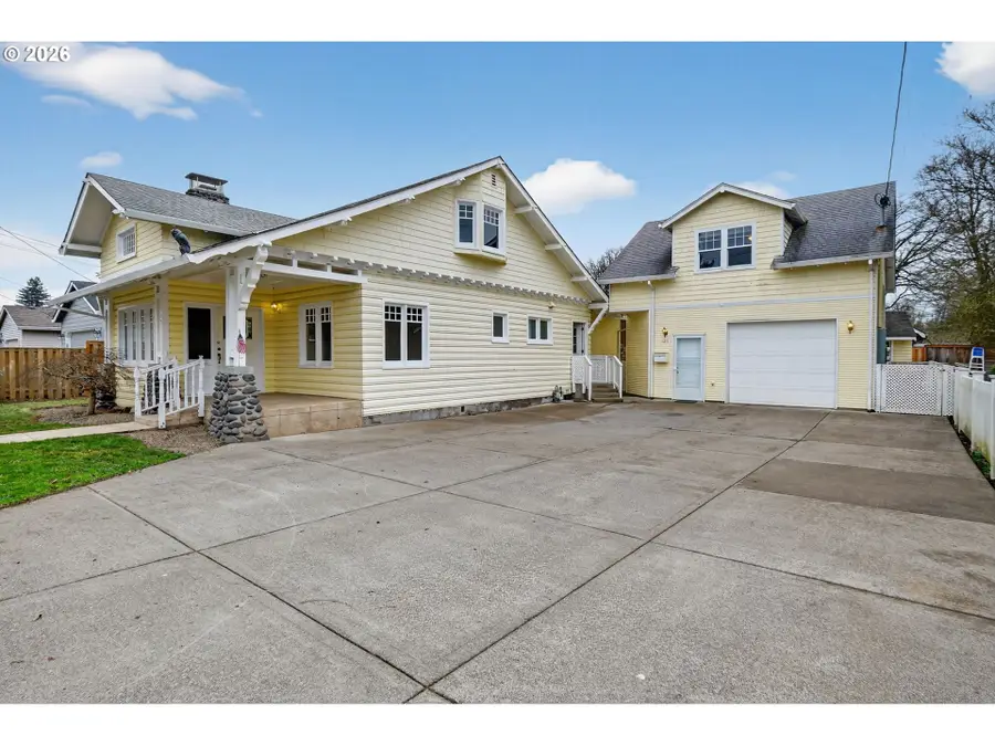 325 E Arlington St, Gladstone, OR 97027 - #3