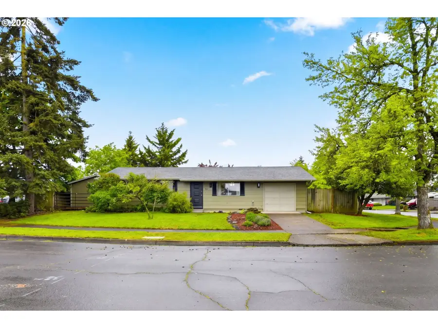 823 W Quinalt St, Springfield, OR 97477 - #2