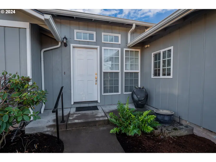 2556 Dumas Dr, Springfield, OR 97477 - Image #2