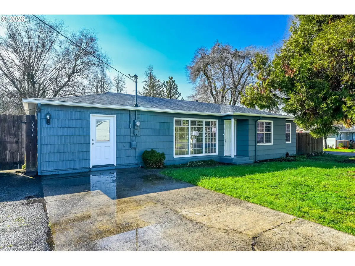 3069 W Sherwood Ave, Roseburg, OR 97471 - #1