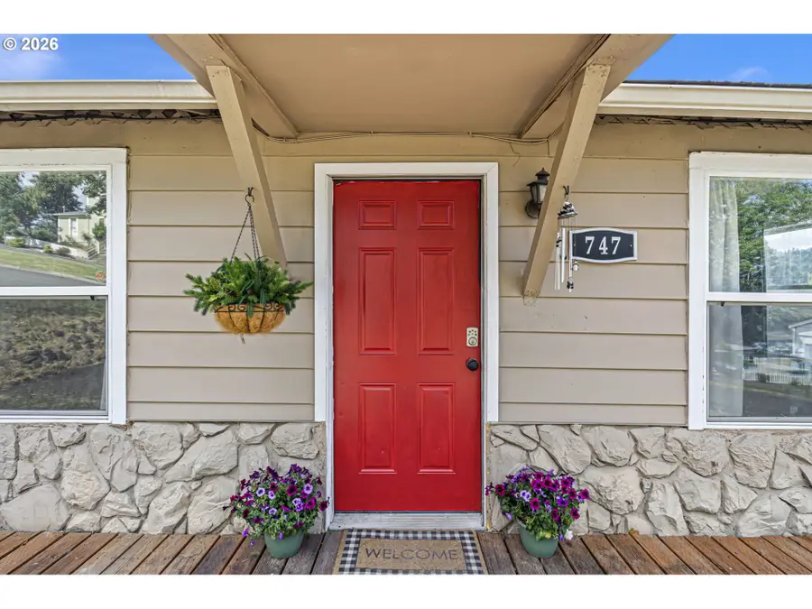 747 NE Jackson St, Roseburg, OR 97470 - #2