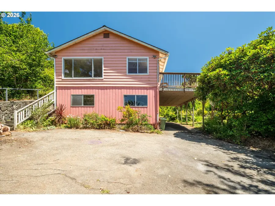 1077 F St, Coos Bay, OR 97420 - #2