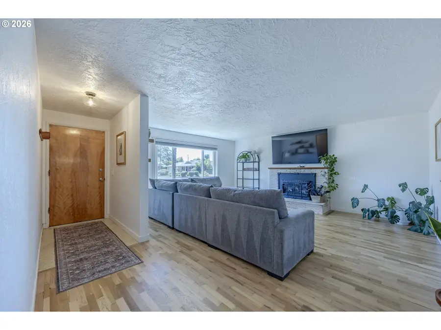 1458 Yolanda Ave, Springfield, OR 97477 - #2
