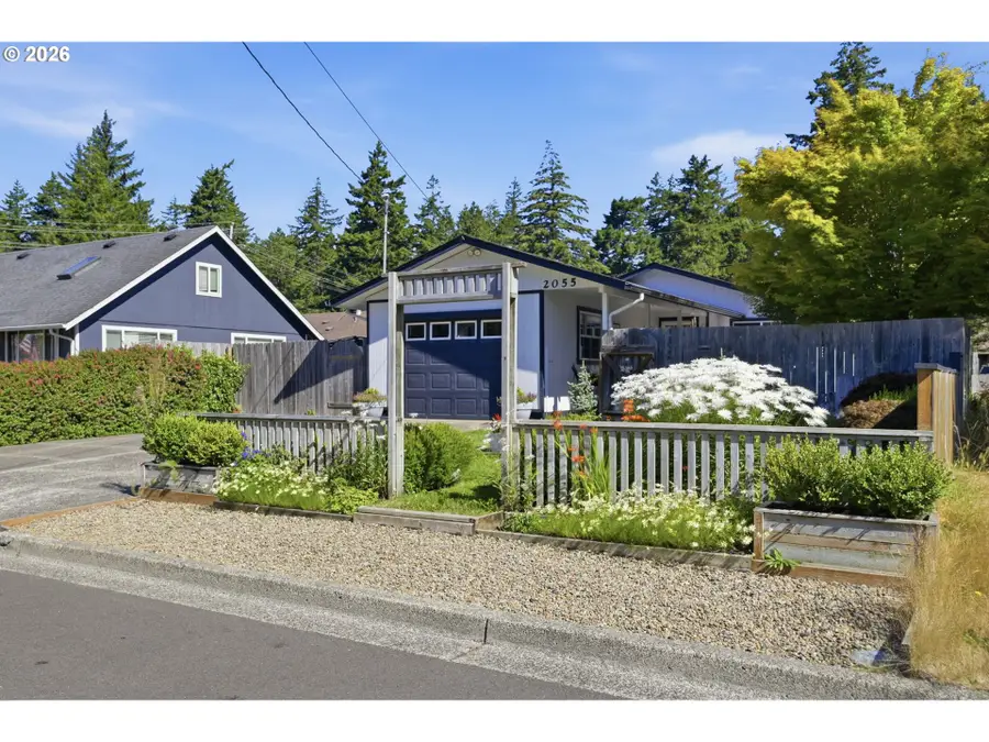 2055 11th St, Florence, OR 97439 - #2