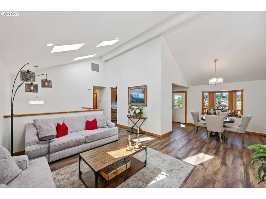 2460 Stephanie Ln, North Bend, OR 97459 - #3