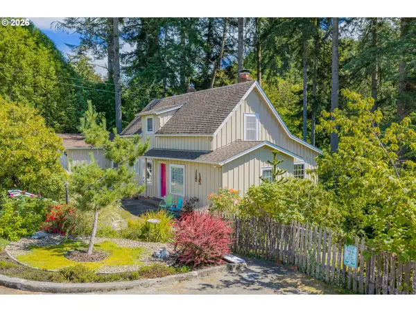 905 E 1st St, Coquille, OR 97423