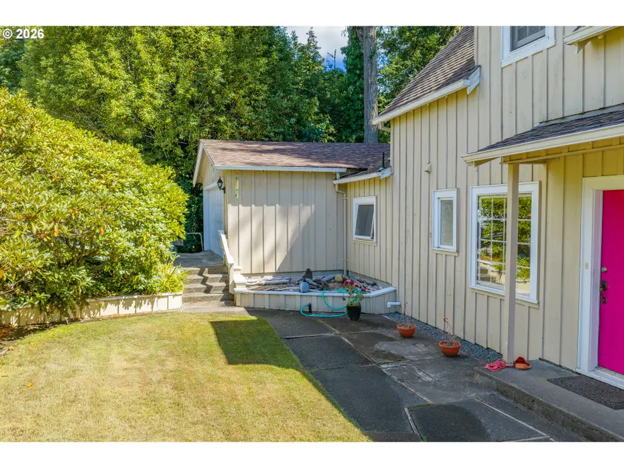 905 E 1st St, Coquille, OR 97423 - #2
