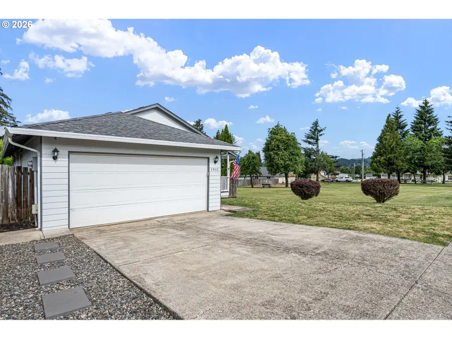 1911 S 8th St, Cottage Grove, OR 97424 - #3