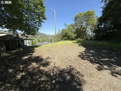 1410 NW Grove St, Roseburg, OR 97471 - #2