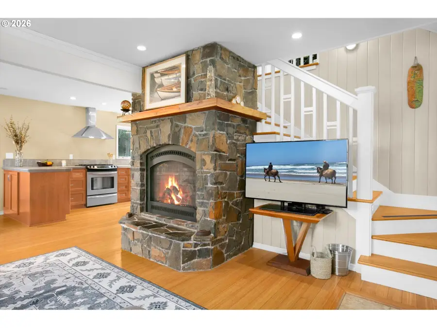 806 NE Mast Ave, Lincoln City, OR 97367 - #3