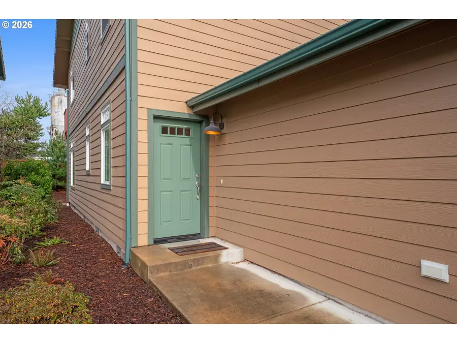 1690 32nd St, Florence, OR 97439 - #3