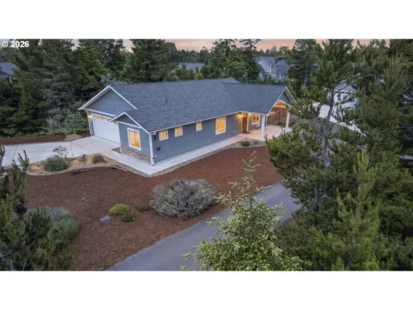 88051 Lake Point Dr, Florence, OR 97439
