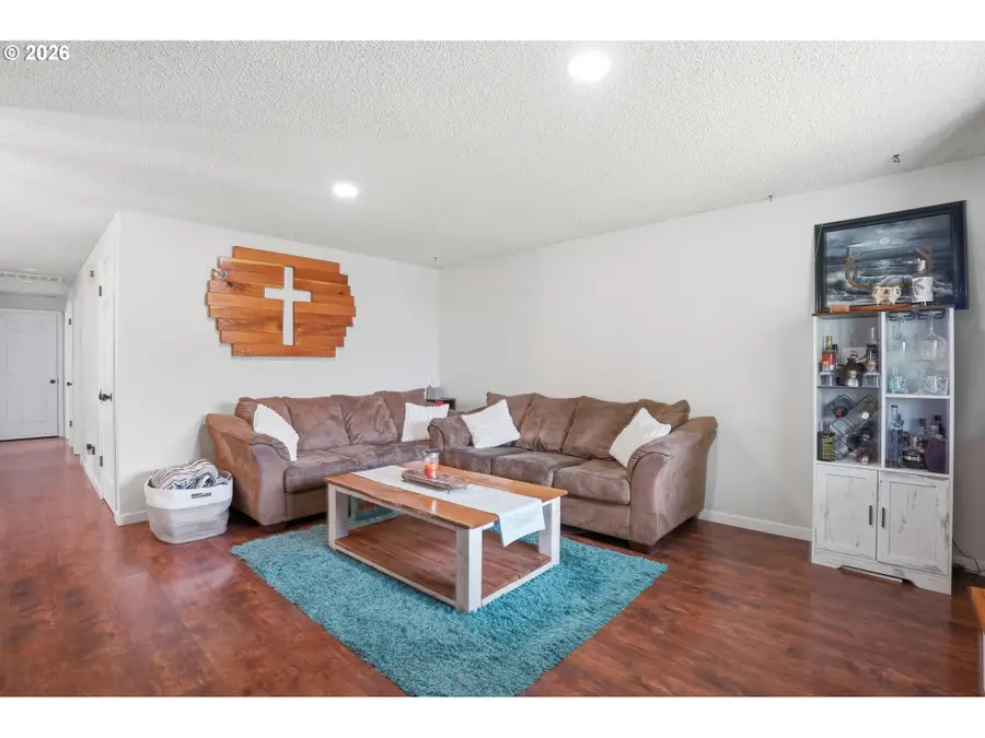 832 E 7th St, Molalla, OR 97038 - #3