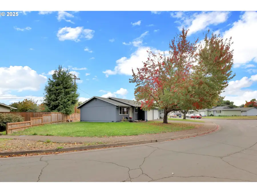 2253 Shadylane Dr, Springfield, OR 97477 - Image #2