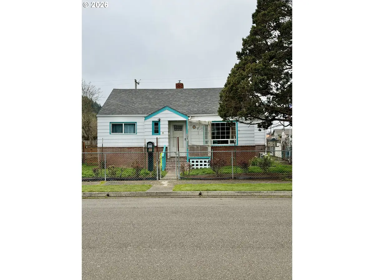 1009 Fir Ave, Reedsport, OR 97467 - #1