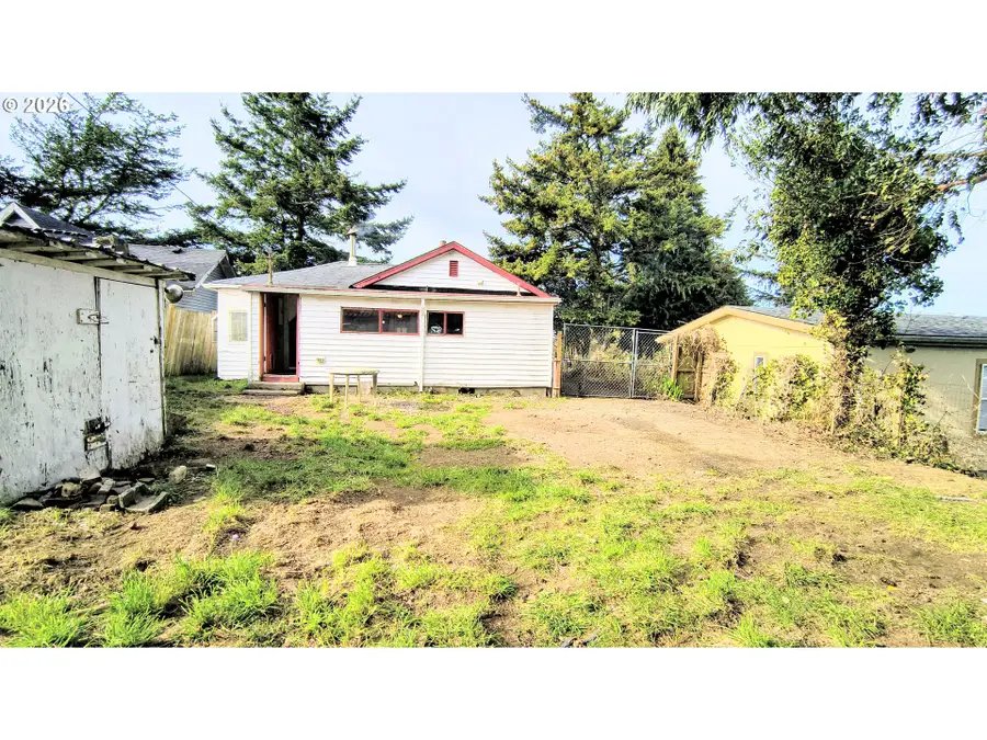 319 N Wall St, Coos Bay, OR 97420 - #2