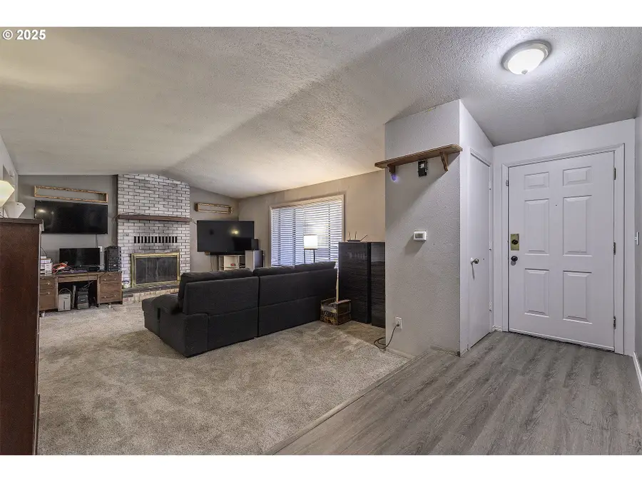 19820 NE Hassalo Ct, Portland, OR 97230 - Image #2