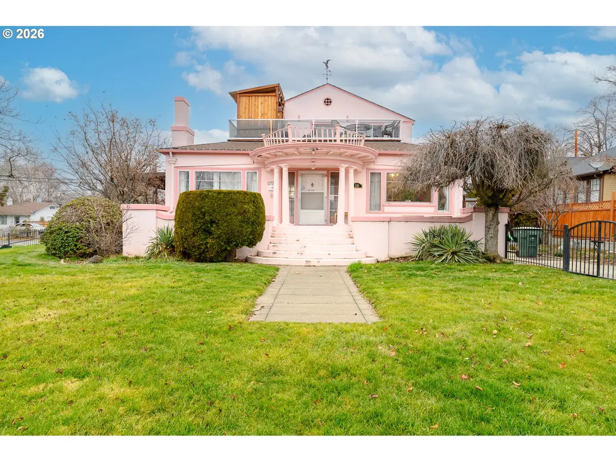 226 S 16th Ave, Yakima, WA 98902 - #1